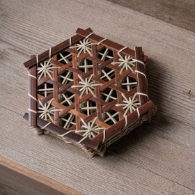 筑子 手工竹編隔熱墊（煙燻棕 / 原色＿六角孔菊花編織）