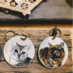 Emjour 貓孩刺繡吊飾 鑰匙圈